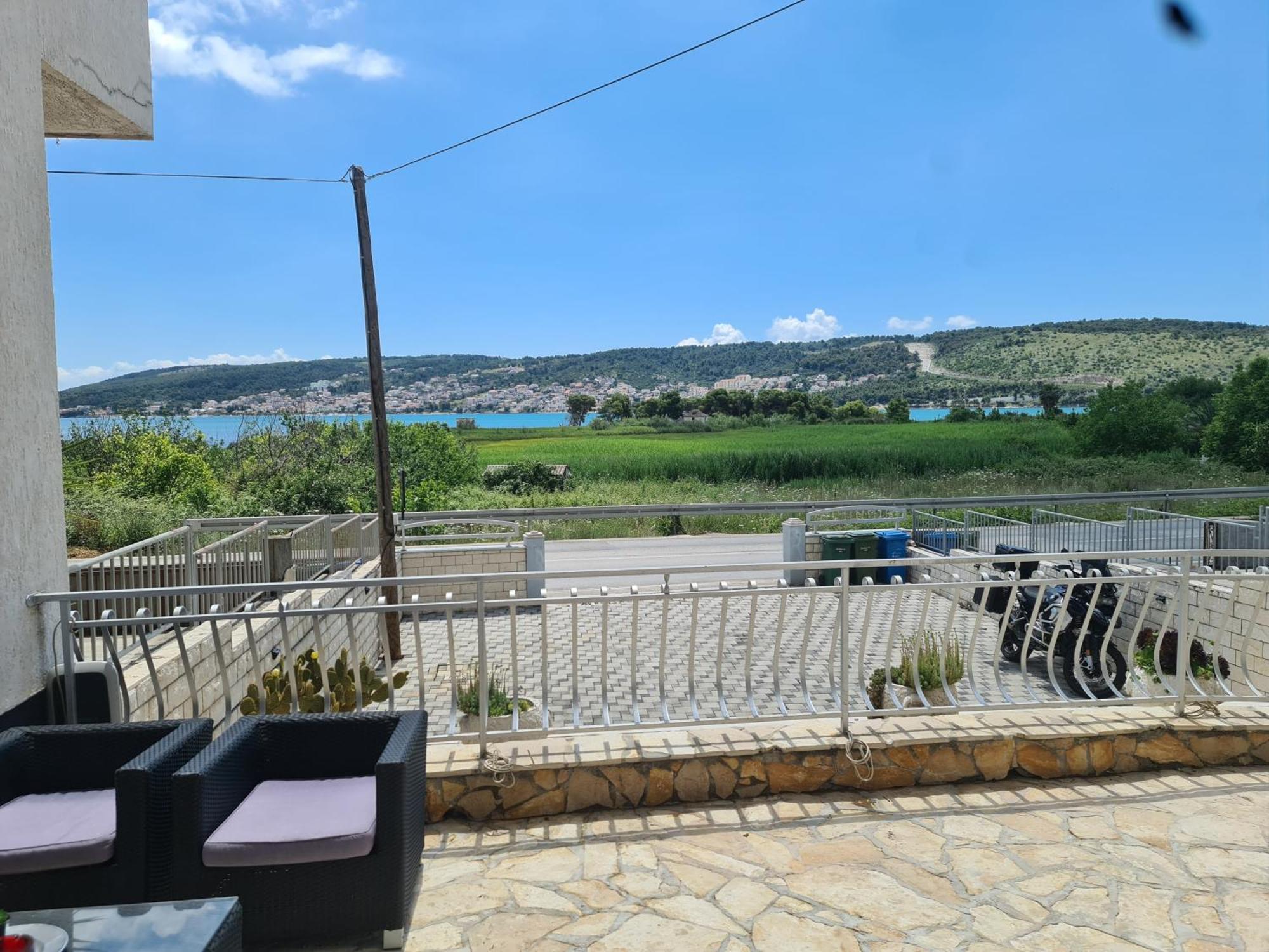 Bridge And Beach Apartments Trogir Bagian luar foto