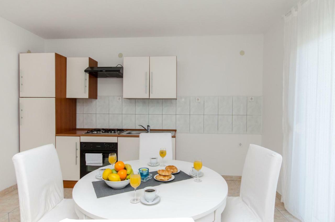 Bridge And Beach Apartments Trogir Bagian luar foto