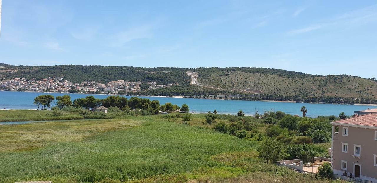 Bridge And Beach Apartments Trogir Bagian luar foto